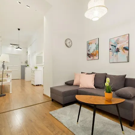 Six Seasons - Andrássy Budapeste